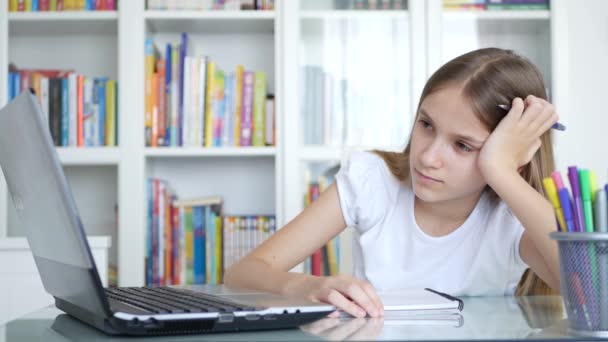 Навчання нудною дитиною для школи, втомлене дитя в навчальному офісі, Студентська дівчинка робить домашнє завдання — стокове відео