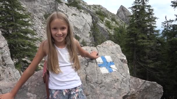 Παιδί στο Camping, Trail Signs in Mountains Περιπέτεια, Τουριστική κορίτσι Πεζοπορία στο ταξίδι στο δάσος Εκδρομή — Αρχείο Βίντεο