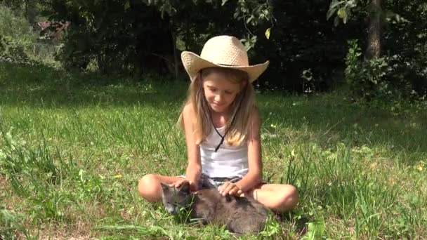 Niño jugando al gato en el jardín, Retrato de niña riéndose con gatito, Niño y su animal en el patio, Los niños aman a las mascotas — Vídeo de stock