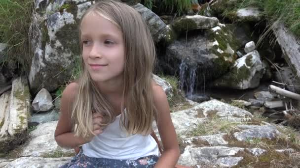 Tourist Kid By River in Mountains, Kind op de camping Avontuur, Uitzicht op het meisje in de bergen Bos, Natuuruitzicht kamp — Stockvideo