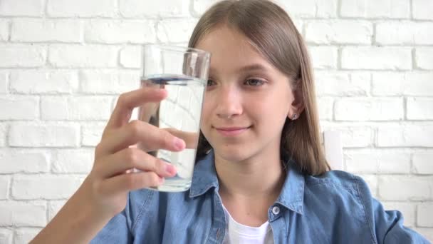 Beber agua para niños, Niño sediento hidratante, Niña joven en el desayuno en la cocina — Vídeo de stock