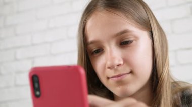 Akıllı Telefon Oynayan Çocuk, Telefonla İnternete Bakan Çocuk, Mesajları Okuyan Sarışın Genç Kız, Cihazlar Aranıyor