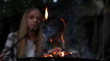 Çocuk Kamp Ateşi Macerası 'nda Gece Yarısı' nda, Çocuk Kampta Ateşle Oynuyor, Doğada Kız Kırsalda, Kırsalda Kırsal, Karanlıkta Kırsal