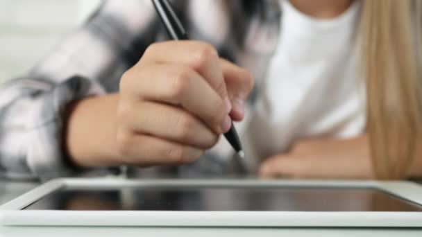 Παιδί που παίζει Tablet στο Playroom, Παιδί που γράφει εργασίες για το σχολείο, κορίτσι που σπουδάζει στο σπίτι, κατ 'οίκον διδασκαλία, on-line εκπαίδευση — Αρχείο Βίντεο