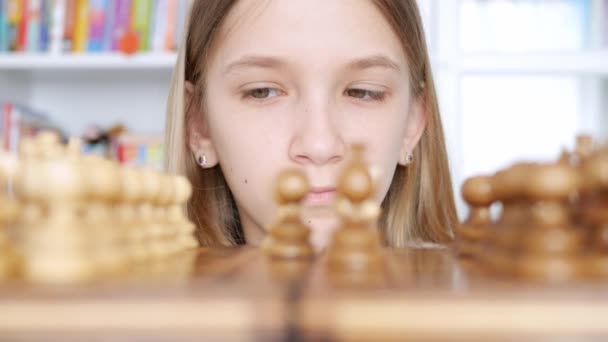 図書館でチェスをする子供,子供の練習,学習, 10代のブロンドの女の子脳ゲームを勉強 — ストック動画