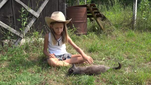 Enfant jouant au chat dans le jardin, Portrait de fille riante avec chaton, Enfant et son animal dans la cour, Enfants aime les animaux de compagnie — Video