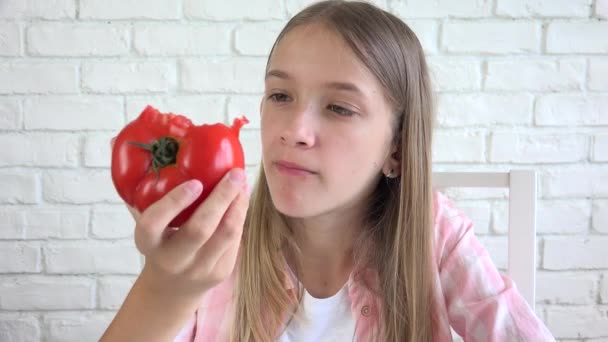 Niño comiendo tomate, Niño come frutas, Chica joven degustación de verduras en el desayuno en la cocina — Vídeos de Stock