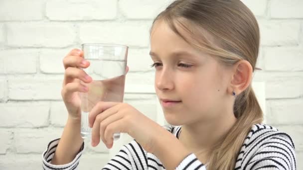 Kind trinkt Wasser, durstiges Kind hydratisiert, junges Mädchen beim Frühstück in der Küche, Kinder gesunde Gewohnheiten — Stockvideo