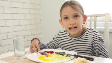 Hasta Çocuk Mutfakta Kahvaltı Yapamadı, Çocuk Yemek Bakıyor, Kız Ağlıyor, Çocuklar İştahsız