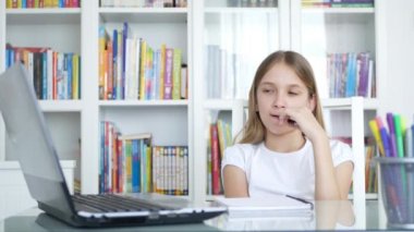 Sıkıcı Çocuk Okul Çalışması, Çalışma Ofisinde Yorgun Çocuk, Ödev yapan Öğrenci Kız, Çevrimiçi Salgın Eğitimi