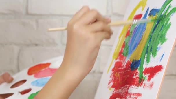 Peinture d'enfant sur chevalet, Enfant de l'école en classe d'atelier, Jeune fille travaillant l'artisanat d'art en classe — Video