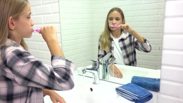 Παιδικό βούρτσισμα δοντιών στο μπάνιο, Πλύσιμο παιδιών με οδοντόβουρτσα, Ξανθιά στον καθρέφτη — Αρχείο Βίντεο