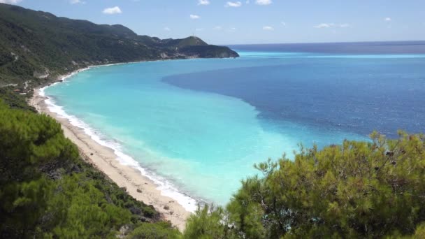 Griekenland strand met blauwe golven crasht aan zee, zeegezicht in de zomer 4K — Stockvideo