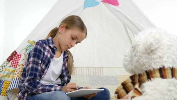 Dziecko bawiące się na tablecie w pokoju zabaw, pisanie prac domowych dla szkoły, nastolatka studiująca plac zabaw, edukacja dzieci — Wideo stockowe