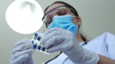 Coronavirus Pandemik Krizi 'ndeki Hastalara Tıbbi İlaç Veren Hastanedeki Doktorun Bulanık Görüntüsü