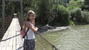Köprüdeki Çocuk Dağlarda Kamp, Gezintide Çocuk Yürüyüşü, Nehre Bakan Sarışın Kız, Doğada Dere