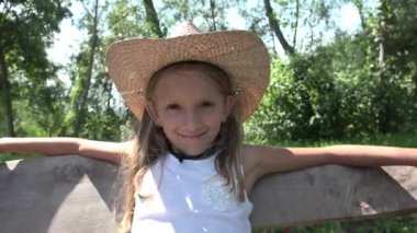 Avluda sallanan çocuk, doğada oynayan çocuk, oyun alanında dinlenen düşünceli kız, gülümseyen sarışın kız portresi.