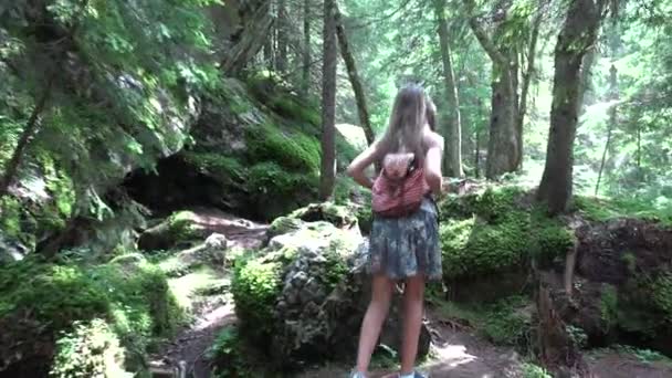 Kid Walking in Forest, Senderismo infantil en el camping en los senderos de las montañas, Chica rubia jugando en la aventura del bosque, Vacaciones de verano — Vídeos de Stock