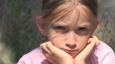 Harabelerde Terk Edilmiş Üzgün Çocuk, Mutsuz Başıboş Çocuk, Depresyondaki Zavallı Zorba Kız, Sefil Serseri Evsiz Çocuklar