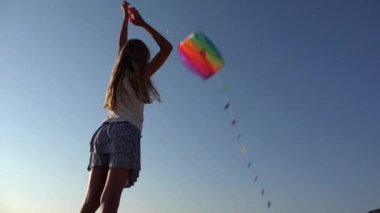 Gün batımında Sahilde Uçan Uçurtma Oynayan Çocuk, Yaz Tatilinde Mutlu Küçük Kız