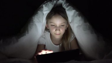 Gece Tablet Oynayan Çocuk, Yatakta İnternete Bakan Genç Kız, Uykusuz Çocuk Cihazda Eğitici Şeyler Arıyor, Yatak Odası