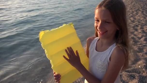 Dziecko bawiące się na plaży o zachodzie słońca, Dziecko oglądające fale morskie, Blondynka Portret na brzegu w wakacje — Wideo stockowe