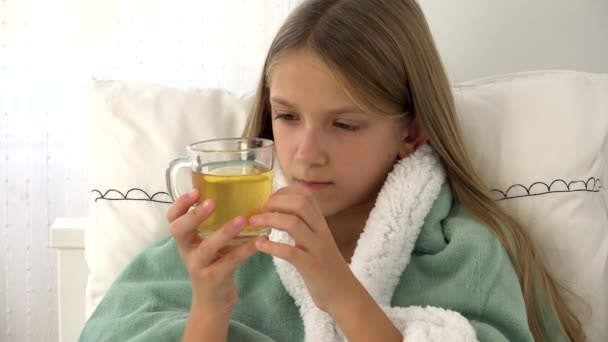 Nemocné dítě pití čaje, Nemocné dítě v posteli, Blondýny dívka trpí nachlazením, Pacient v nemocnici, Dětská zdravotní péče — Stock video