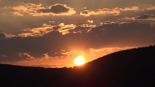 Tramonto in Montagna, Drammatico Tramonto Nuvole Paesaggio, Vista Nuvolosa all'alba, Viaggiare nella Natura — Video Stock