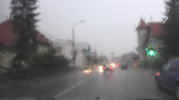 Circulation sous la pluie en ville, Voiture au volant, Tempête violente sur route, Autoroute / Voie rapide, Gouttes de pluie sur pare-brise — Video