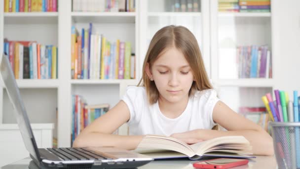 Kitap okuyan çocuk, ev ödevi öğrenen çocuk, Coronavirus Salgınında Evden Öğrenen kız öğrenci, Çevrimiçi Eğitim — Stok video