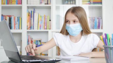 Çocuk Laptop Çalışması, Çocuk Öğrenimi, Evde Yazma, Koronavirüs Salgını, Evde Eğitim, İnternet Eğitimi