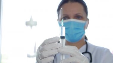 Coronavirus Salgını İlaçları, Hastane Acil Servisi 'nde Koruyucu Yüz Maskesine sahip Doktor Covid-19 Hastaları İçin İlaçlar