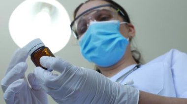 Coronavirus Salgını İlaçları, Hastane Acil Servisi 'nde Koruyucu Yüz Maskesine sahip Doktor Covid-19 Hastaları İçin İlaçlar