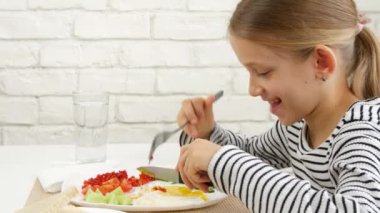 Mutfakta Kahvaltı Yapan Çocuk, Kızarmış Yumurta Yiyen Çocuk, Sebze Yiyen Genç Kız, Yeşillik Sağlıklı Yemek