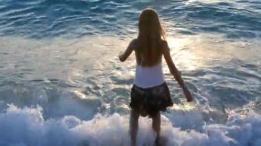 Sunset 'te Deniz Sahilinde Oynayan Çocuk, Sahilde Okyanus Dalgalarını İzleyen Çocuk, Yaz Tatilinde Sahilde Sarışın Kız Portresi