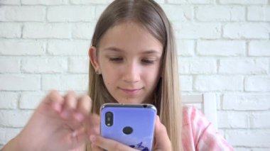 Akıllı Telefon Oynayan Çocuk, Telefonla İnternete Bakan Çocuk, Mesajları Okuyan Sarışın Genç Kız, Cihazlar Aranıyor