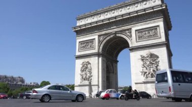 Paris Otomobil Trafiği Şanzelize 'de Zafer Kemeri, Fransa' da Seyahat Eden İnsanlar, Avrupa 'da Kalabalık Sokaklar