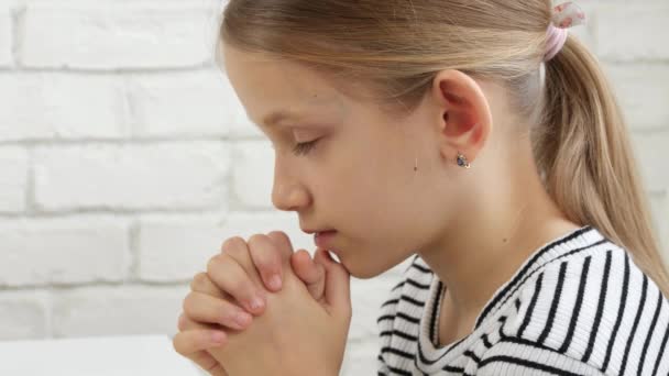 Дитина молиться перед сніданком на кухні, дитина готується до їжі, християнська дівчина релігійний погляд вдома — стокове відео