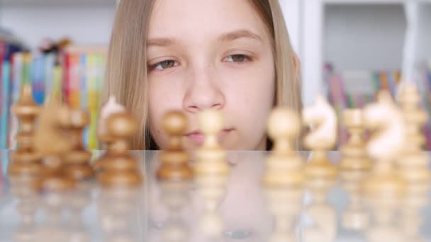 Kid Playing Chess in Library, Prática Infantil, Aprender, Garota Loira Adolescente Estudando Jogo Cérebro — Vídeo de Stock