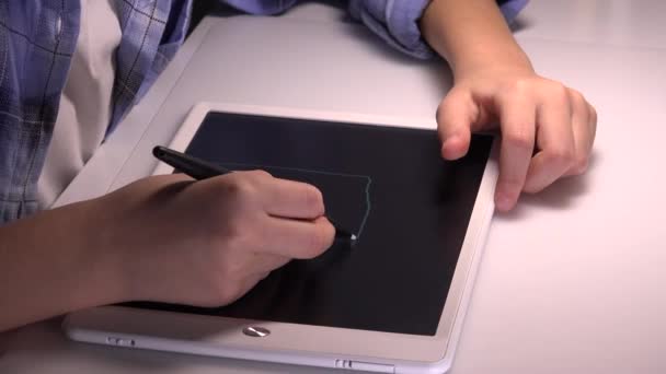 Enfant jouant Tablette, Maison de dessin d'enfant sur écran tactile, Écolière dessiner dans la nuit, Éducation en ligne à la maison dans Coronavirus Pandémie — Video