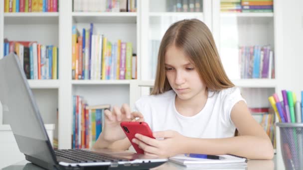 Kind mit Smartphone lernen in Videokonferenzen, Kinderlernen, Schreiben in der Bibliothek, Schulmädchenchatten, Online-Bildung — Stockvideo