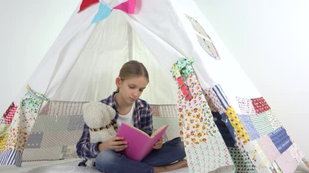 Kind liest im Zelt, Kind lernt zu Hause, Blondes Mädchen spielt auf Spielplatz, Hausaufgabenbetreuung für Kinder — Stockvideo