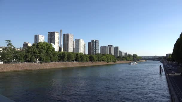 Paris Seine Nehri, Turistler Senna 'da Tekne Seyahati, Gemi Seyahati, Araba Trafiği, Fransa Ülke Manzarası — Stok video