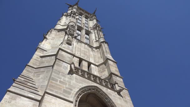 Torre de la Iglesia de París Saint-Jacques, Monumento religioso en Francia, Visita de peregrinación Saint Jacques, Monumento famoso francés en Europa — Vídeos de Stock