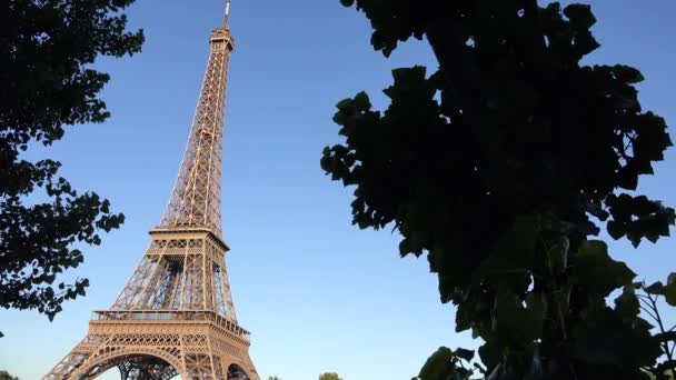 パリツアーフランスのエッフェル塔、ヨーロッパの有名なモニュメントタワー、ヨーロッパを旅する観光客、ヨーロッパの有名な場所ランドマーク — ストック動画