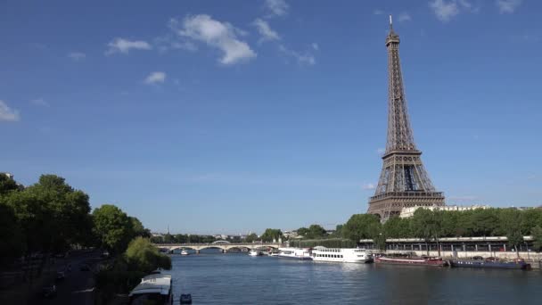 Wieża Eiffla w Paryżu, Traffic Tourboat na Sekwanie, Turyści na łodziach, Statki pływające po rzece Senne, Ludzie odwiedzający Europę — Wideo stockowe