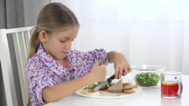 Kahvaltıda Kızarmış Yumurta Yiyen Çocuk, Mutfakta Marul Yiyen Çocuk, Sebze Yiyen Genç Kız, Yeşillik Sağlıklı Yemek