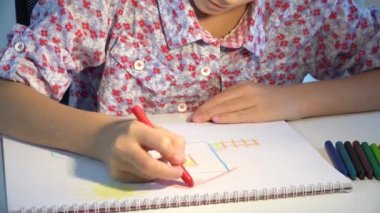 Bir Ev Çizen Kız, Çocuk Boyama Çalışma Sanatı, Okul Çocuğu Öğrenme Sanatı, Çocuk Eğitimi, Okula Dönüş, Eğitici