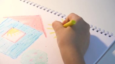 Bir Ev Çizen Çocuk, Çocuk Boyama Çalışması, Öğrenci Kız Öğrenme Sanatı, Çocuk Eğitimi, Okula Dönüş, Eğitici