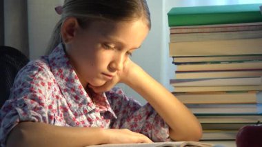 Gece okuyan çocuk, karanlıkta okuyan okul çocuğu, evde öğrenen kız öğrenci, çocuk eğitimi, evde eğitim.